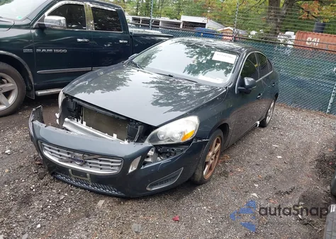 2013 Volvo S60 T5/T5 Platinum/T5 Premier/T5 Premier Plus z USA, uszkodzony, nr VIN YV1612FH2D2186371